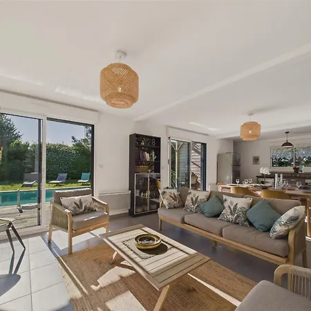 בית נופש Piscine Chauffee - 750m - 4 Adultes - 4 Enfants *